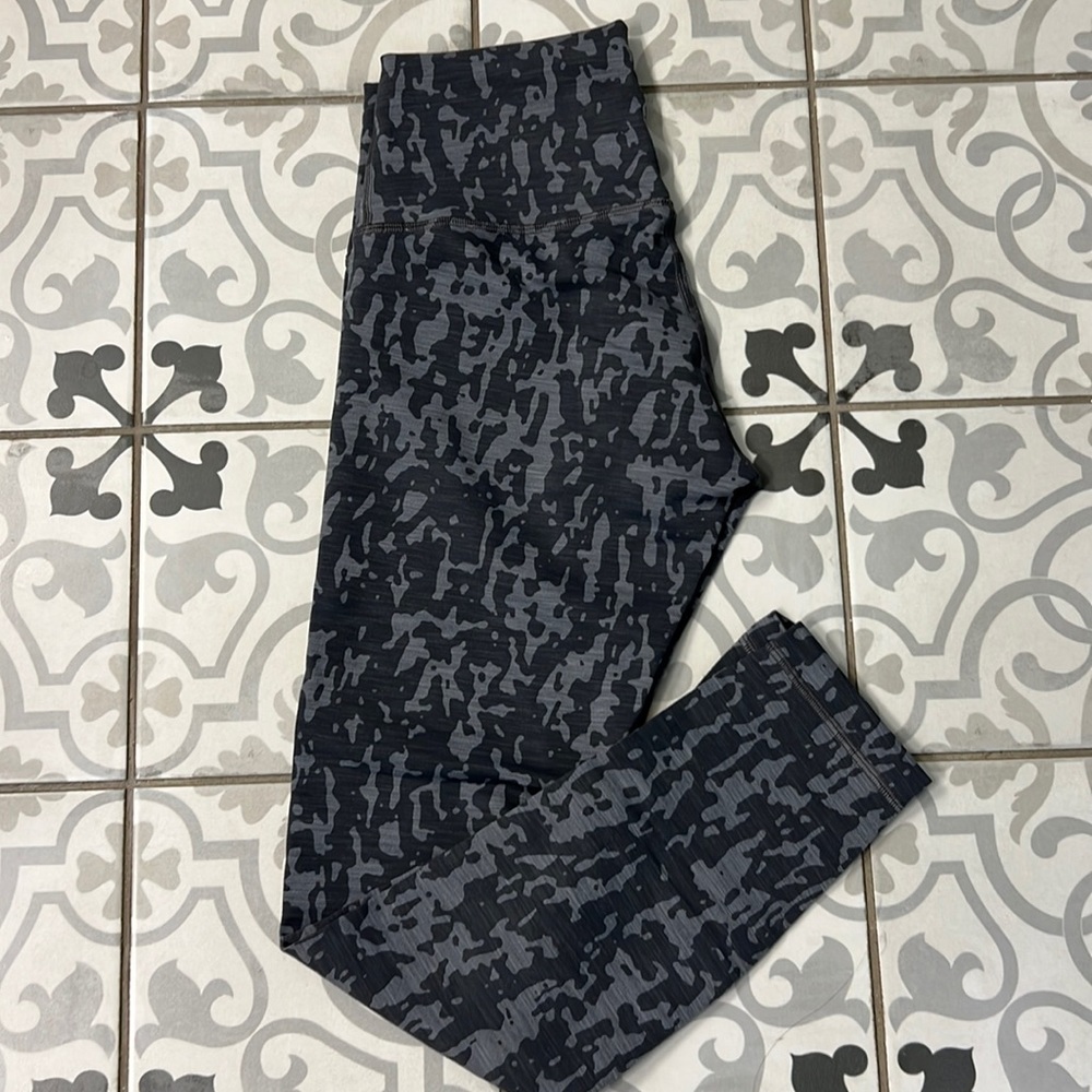 Lululemon Wunder Under. Sz 6. 25 in inseam
